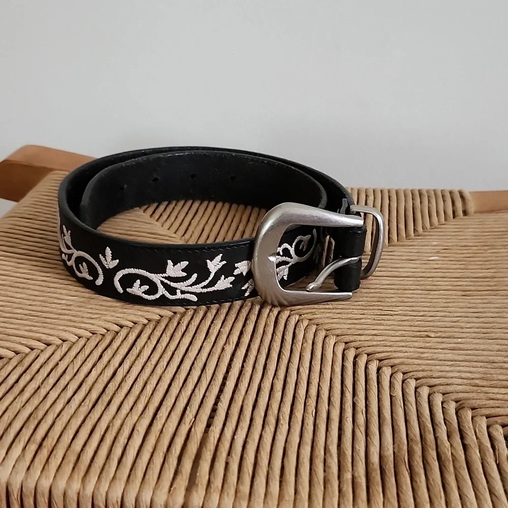 Gap Womens Embroidered Genuine Leather Belt Black with Silver Hardware Size 26